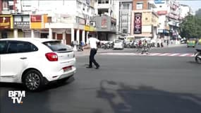 Cet agent de circulation indien régule le trafic à coup de danse et de moonwalk