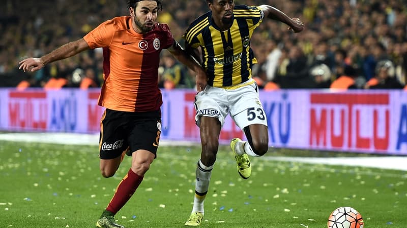 Le Turc Selcuk Inan (Galatasaray, à gauche) à la lutte avec le Sénégalais Abdoulaye Ba (Fenerbahçe)