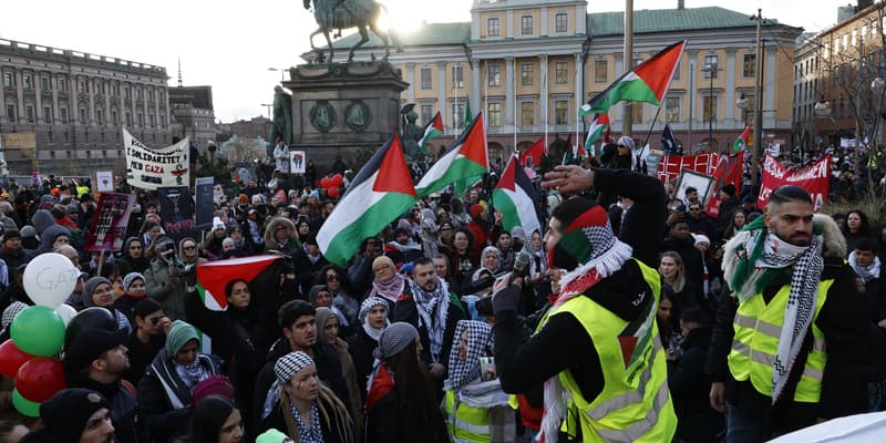 Des manifestants pro-palestiniens brandissent des drapeaux et des pancartes lors d'une manifestation organisée par « Ensemble pour la Palestine » pour demander un cessez-le-feu et exclure Israël du Concours Eurovision de la chanson, dans le centre de Stockholm, en Suède, le 17 février 2024.