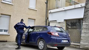 Un gendarme arrive au domicile de la mère, le 24 mars.