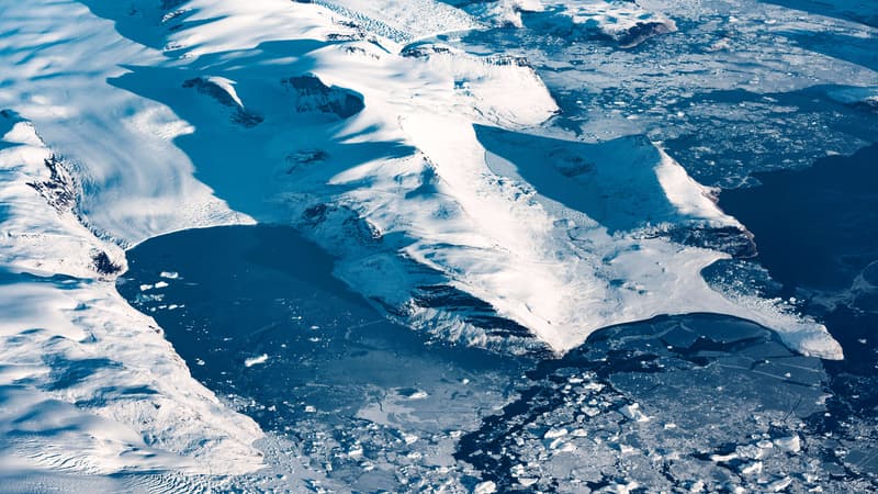 Une vue aérienne prise le 4 octobre 2023 montre un glacier et de la glace flottante dans le nord du Groenland (photo d'illustration). 