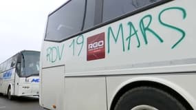 Des bus transportant des militants FN en route pour le meeting de Marine Le Pen à Nantes ont été vandalisés dimanche 26 février. 