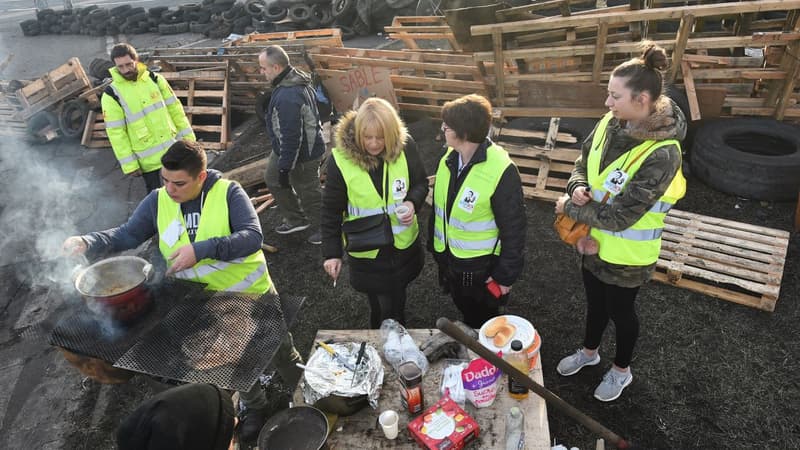 Des gilets jaunes à un dépôt pétrolier du Mans, le 10 décembre 2018.
