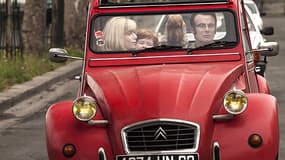 Dès la première image du film, on ne voit qu'elle: une Citroën 2cv rouge!