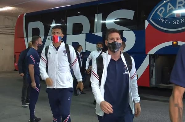 Lionel Messi sortant du bus parisien à Reims