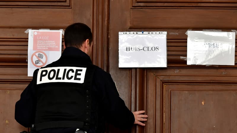 Un policier ferme la porte de la salle d'audience, le procès Le Scouarnec se tient à huit-clos