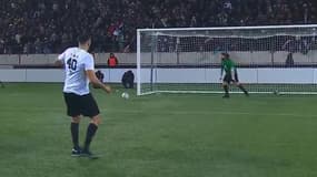 Adil Rami a totalement manqué son tir au but lors du match caritatif Stream For Humanity