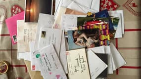 Une partie des centaines de cartes reçues par la famille pour l'anniversaire de la maman.