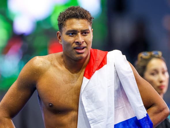 Yohann Ndoye-Brouard avec le drapeau français pendant les Mondiaux de natation à Singapour, juillet 2025