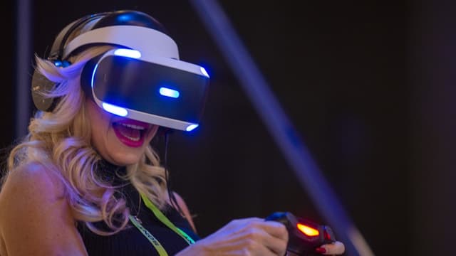 Une joueuse de PlayStation 4 au CES 2019
