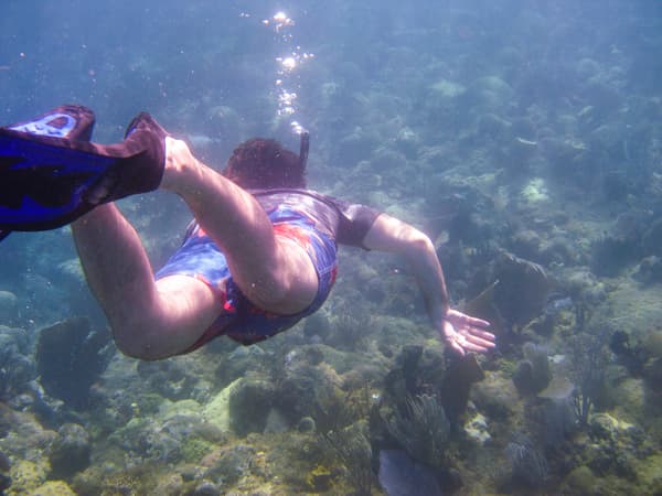 Un jeune homme en train de plonger avec un tuba et des palmes (Photo d'illustration).