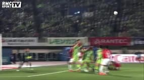 Il rate sa sortie et met deux joueurs KO