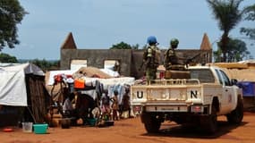 Des casques bleus du Gabon patrouillent à Bria en Centrafrique, le 12 juin 2017