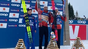 Le Français Karl Tabouret (au centre) après son titre sur le sprint aux Mondiaux de para-ski de fond, le 5 mars 2025 à Trondheim (Norvège).
