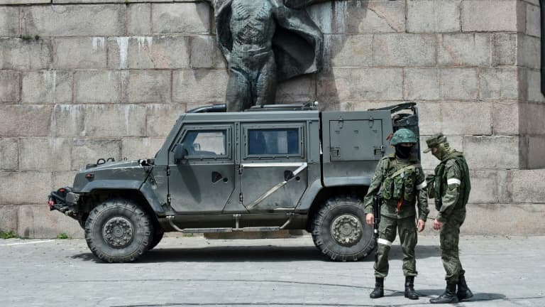 Des soldats russes en patrouille à Kherson, le 20 mai 2022 en Ukraine