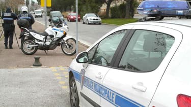 Des policiers municipaux, près d'un radar mobile, contrôlent la vitesse des voitures. (Photo d'illustration)