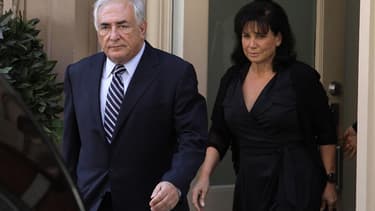 Dominique Strauss-Kahn et son épouse Anne Sinclair ne vivent plus ensemble, selon une source proche de l'ancien directeur général du Fonds monétaire international. /Photo d'archives/REUTERS/Eduardo Munoz