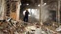 Pompier irakien parmi les décombres après l'explosion d'une bombe à Khalis. Le bilan de l'explosion de deux bombes vendredi soir sur un marché de la ville, dans la province irakienne de Diyala, s'est alourdi à 52 morts et 73 blessés, annonçait samedi la p