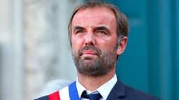 Le maire de Montpellier Michael Delafosse participe à une manifestation contre l'antisémitisme organisée par le Conseil représentatif des institutions juives de France (CRIF) sur la place de la Comédie à Montpellier, dans le sud de la France, le 27 août 2024.