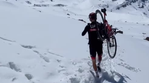 Pogacar et ses coéquipiers, les pieds dans la neige Pogacar et ses coéquipiers, les pieds dans la neige