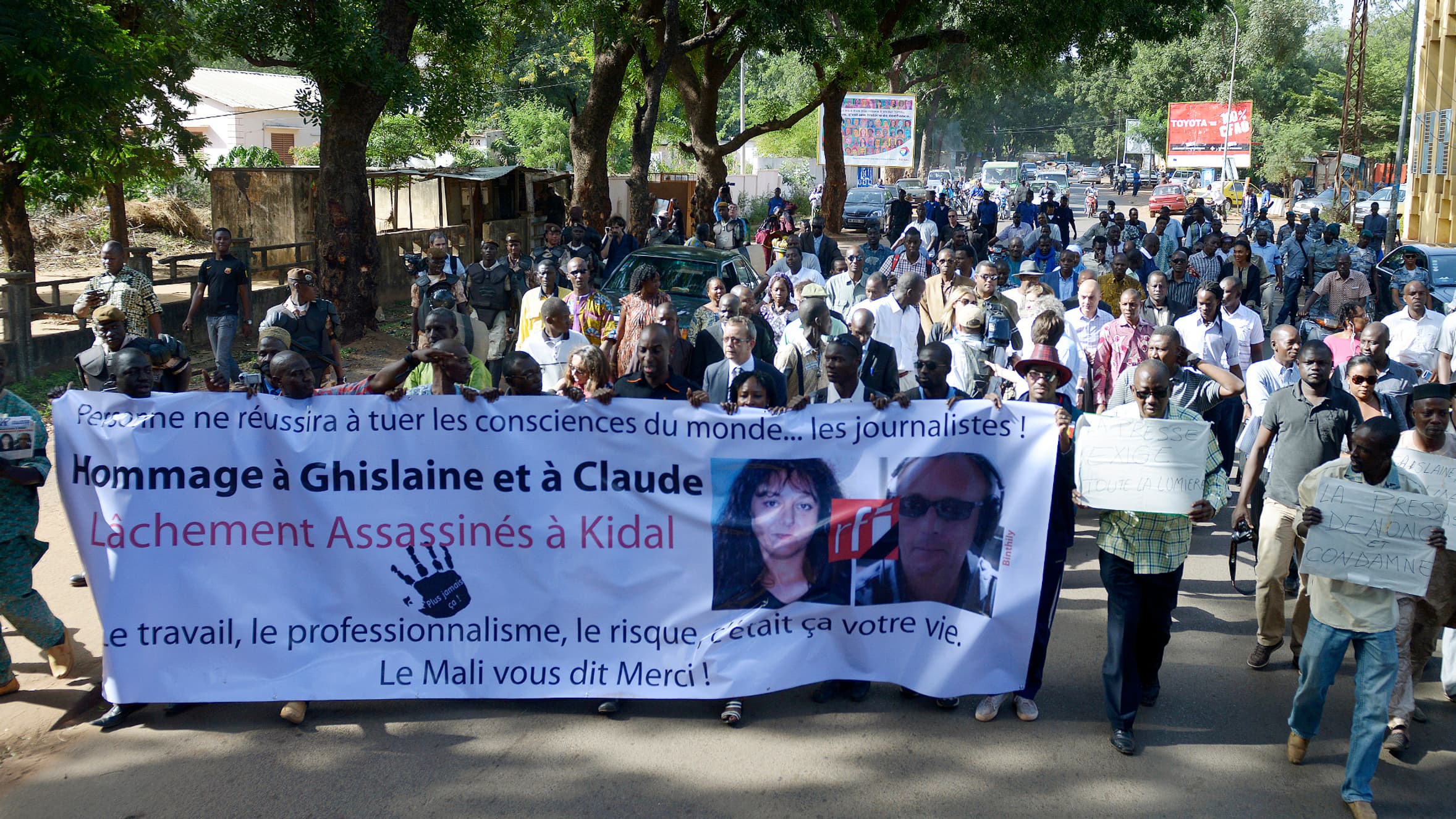 Marche des journalistes maliens en hommage à leurs confrères français assassinés, lundi à Bamako.