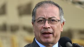 Le président colombien Gustavo Petro prononce un discours lors d'une cérémonie militaire à l'école militaire Jose Maria Cordova à Bogota, le 31 mai 2024.