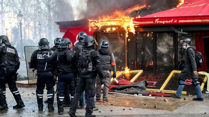 Le restaurant Le Fouquet's saccagé par des casseurs