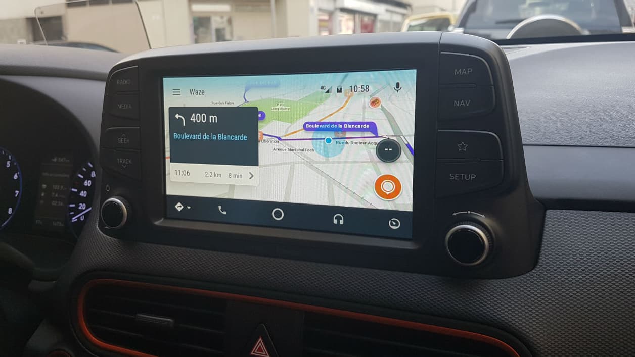 La tablette 8 pouces est réactive et comprend la compatibilité Carplay et Android Auto (ici avec Waze à l'écran). La tablette 8 pouces est réactive et comprend la compatibilité Carplay et Android Auto (ici avec Waze à l'écran).