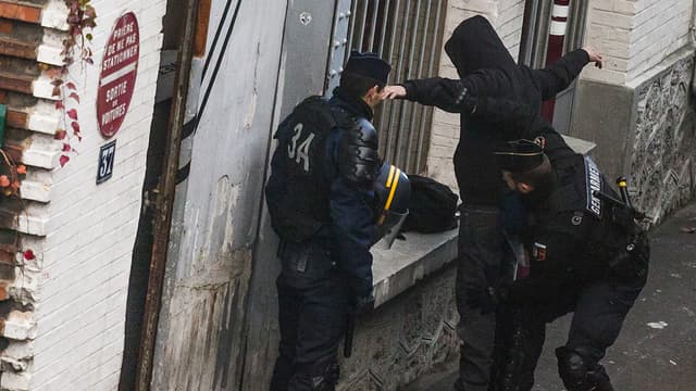Des policiers fouillent un suspect à l'occasion d'une perquisition en Seine-Saint-Denis.