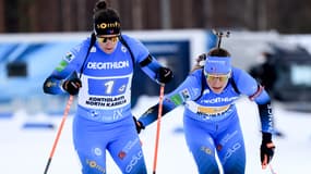 Julia Simon et Justine Braisaz-Bouchet lors d'un relais à Kontiolahti en 2022
