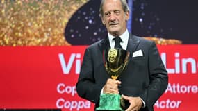 Vincent Lindon avec sa récompense à la Mostra de Venice ce samedi 7 septembre.
