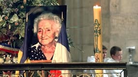 Un portrait de Jeanne Calment lors d'une messe à sa mémoire le lendemain de son inhumation