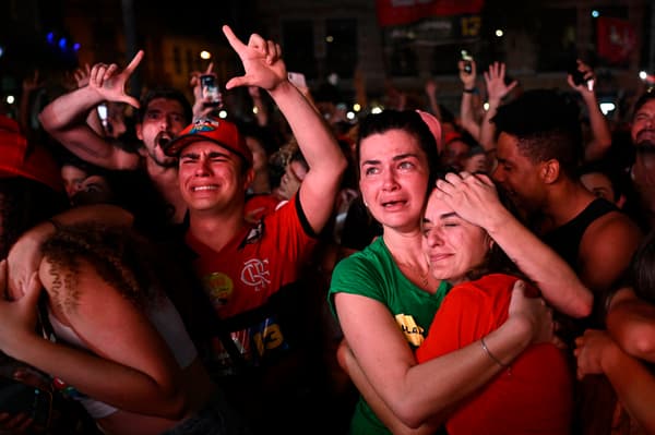 La foule à Brasilia, après l'annonce de la victoire de Lula face à Bolsonaro le 30 octobre  2022