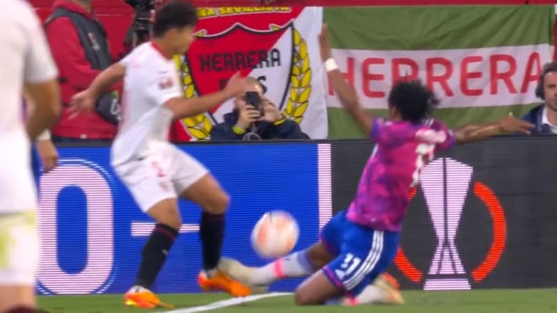 Le gros tacle de Cuadrado sur Torres à l'entrée de la surface lors de Séville-Juve, le 18 mai 2023.