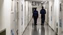 Des gardiens de prison vérifient les salles de visite à la prison de la Santé à Paris, le 6 novembre 2020