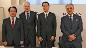 Takao Kato, directeur général de Mitsubishi, Jean-Dominique Senard, président du Groupe Renault, Makoto Uchida, directeur général de Nissan et Luca De Meo, directeur général du Groupe Renault ce mercredi 6 décembre 2023 à Boulogne-Billancourt, pour des annonces sur l'Alliance.