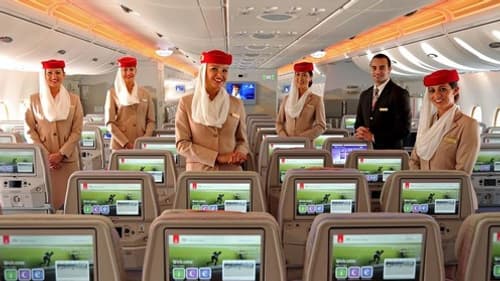 Les passagers de la classe éco bénéficient d'écrans plats individuels de grande dimension. Les passagers de la classe éco bénéficient d'écrans plats individuels de grande dimension.