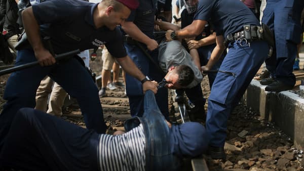 Des migrants sont arrêtés jeudi 3 septembre, à Biscke, en Hongrie. Des migrants sont arrêtés jeudi 3 septembre, à Biscke, en Hongrie.
