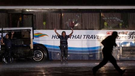 La police philippine a abattu un preneur d'otages, un ancien policier de 55 ans, qui retenait depuis le début de la journée de lundi une quinzaine de touristes dans un autocar. /Photo prise le 23 août 2010/REUTERS/Erik de Castro