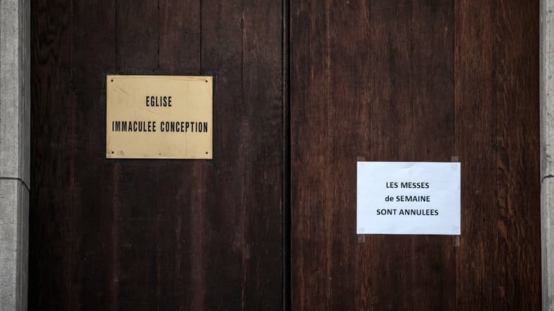 Une pancarte "Les messes de la semaine sont annulées", placardée sur la porte d'une église de Lyon, le 15 mars, alors que le diocèse de Lyon se retrouve empêtré dans des scandales de pédophilie.