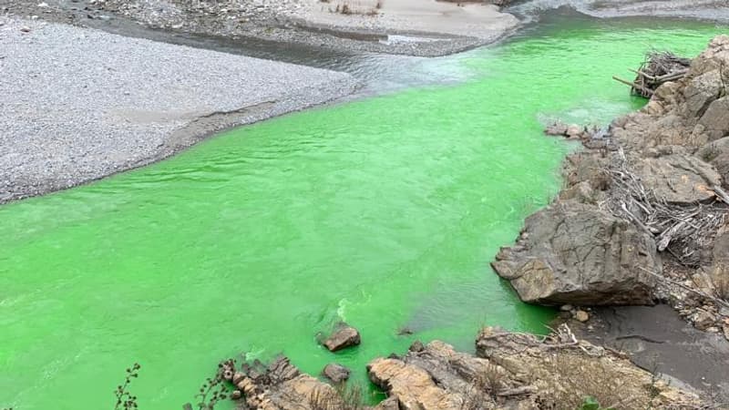 Des opposants à la réforme des retraites déversent de la fluorescéine dans le fleuve Var
