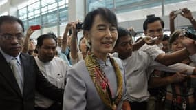Aung San Suu Kyi avant son départ pour l'Europe, mercredi à l'aéroport de Rangoun. L'opposante birmane et prix Nobel de la paix est arrivée mercredi soir à Genève, première étape d'un périple européen qui la verra également se rendre en Norvège, en Grande