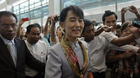 Aung San Suu Kyi avant son départ pour l'Europe, mercredi à l'aéroport de Rangoun. L'opposante birmane et prix Nobel de la paix est arrivée mercredi soir à Genève, première étape d'un périple européen qui la verra également se rendre en Norvège, en Grande