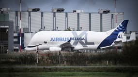 Un avion Airbus A300-600ST (Super Transporter), également connu sous le nom d'Airbus Beluga, dans une usine du constructeur aéronautique Airbus, à Montoir-de-Bretagne, le 3 janvier 2023