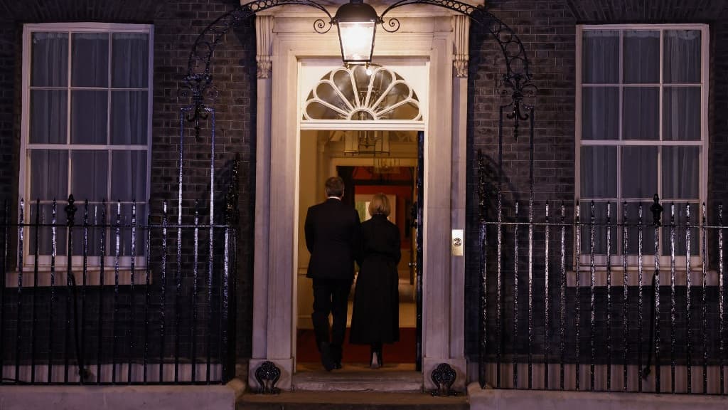 La première ministre britannique Liz Truss observe une minute de silence devant le 10 Downing Street, le 18 septembre 2022 