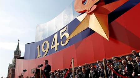 Dmitri Medvedev sur la place Rouge, lors du défilé de la Victoire de 1945. Le président russe a tendu la main aux Occidentaux dimanche à Moscou et exhorté les puissances mondiales à s'unir pour la défense de la paix . /Photo prise le 9 mai 2010/REUTERS/De