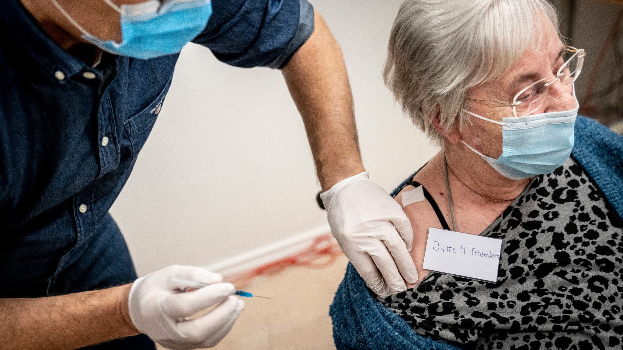 Vaccin anti-Covid-19: le Danemark espace l'injection des ...