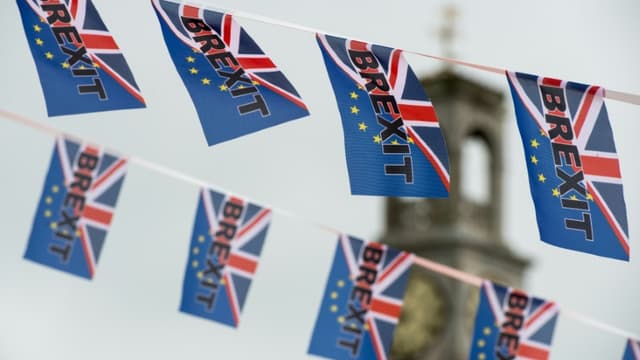 Des drapeaux pro-Brexit sur un bateau de pêche le 13 juin 2016 à Ramsgate (Royaume Uni)