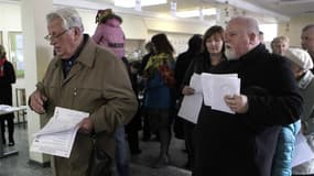 Bureau de vote à Vilnius. L'opposition lituanienne de centre gauche a largement battu les conservateurs au pouvoir lors des élections législatives qui se sont tenues dimanche dans la république balte. /Photo prise le 14 octobre 2012/REUTERS/Ints Kalnins