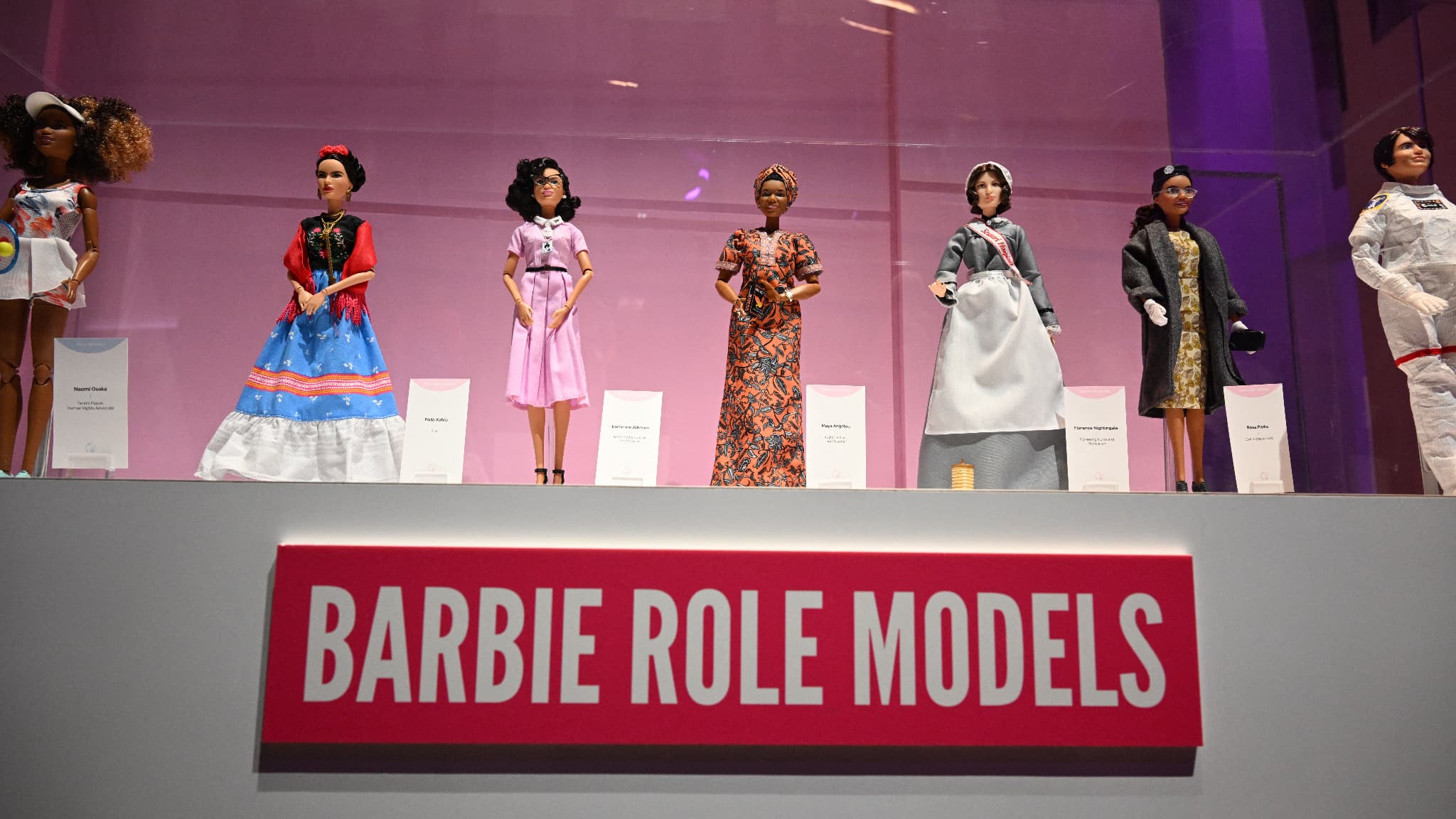 Des Barbie à l'effigie de Naomi Osaka, Frida Kahlo, Katherine Johnson, Maya Angelou, Florence Nightingale et Rosa Parks dans l'exposition "The World of Barbie" le 28 juin 2023, en Californie.